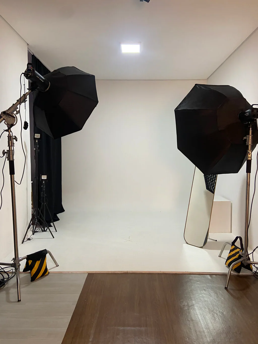 Fundo infinito branco com equipamentos de iluminação no Cena Estúdio Fotográfico
