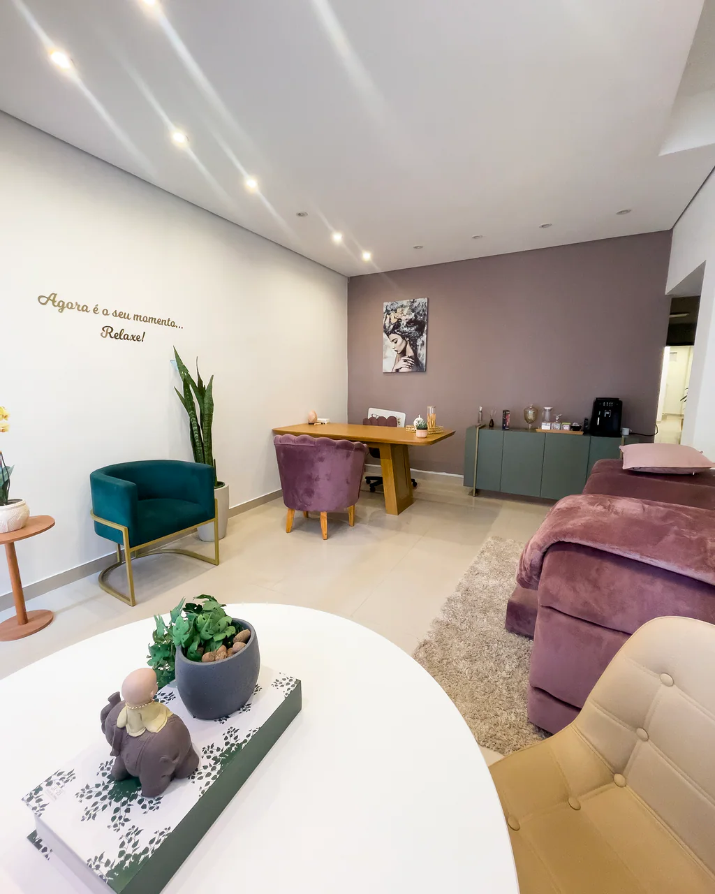 Sala de terapias e estética com parede 'Agora é o seu momento, relaxe' no Espaço Iluminar