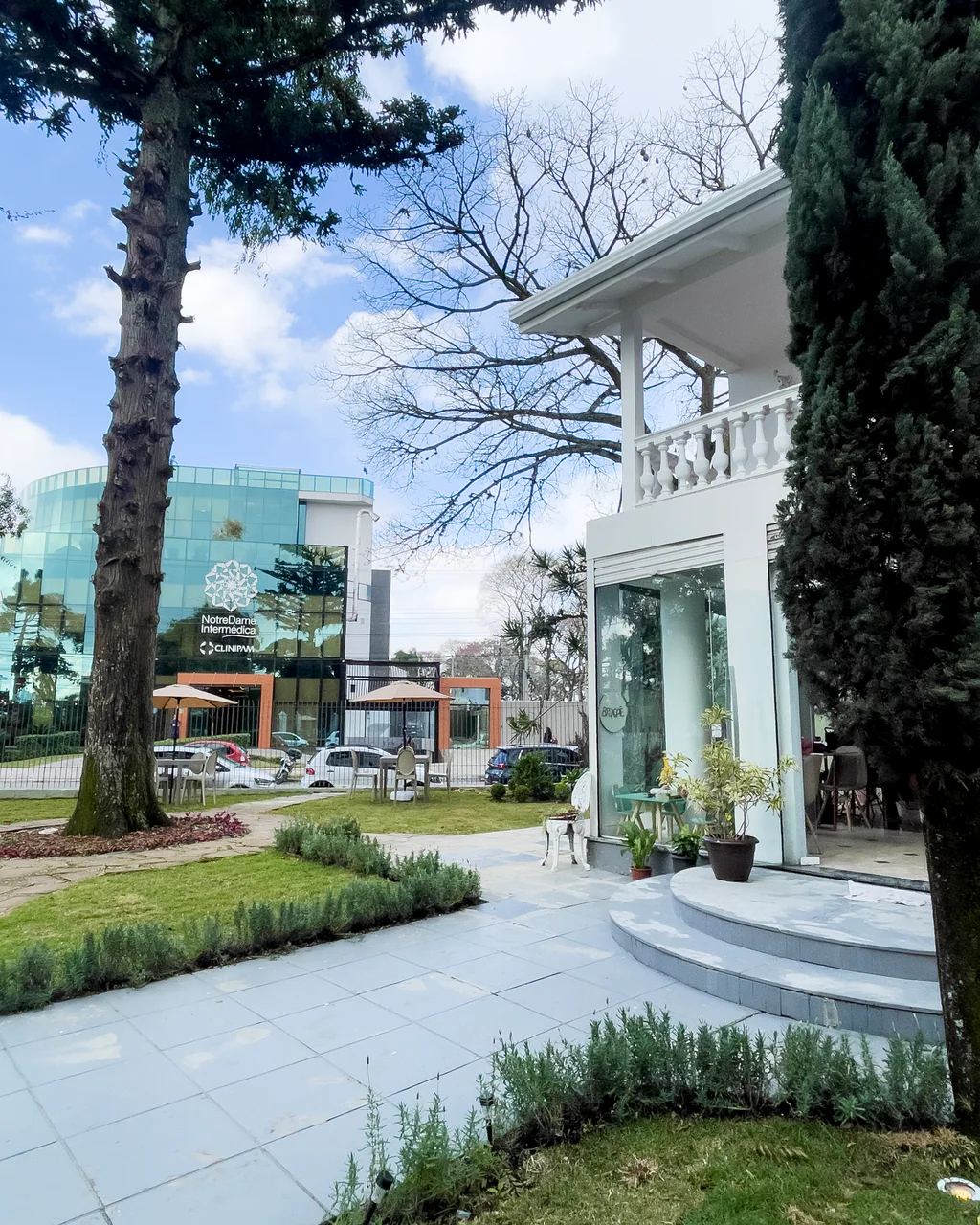 Fachada externa do Espaço Iluminar vista da rua, com varanda e jardim