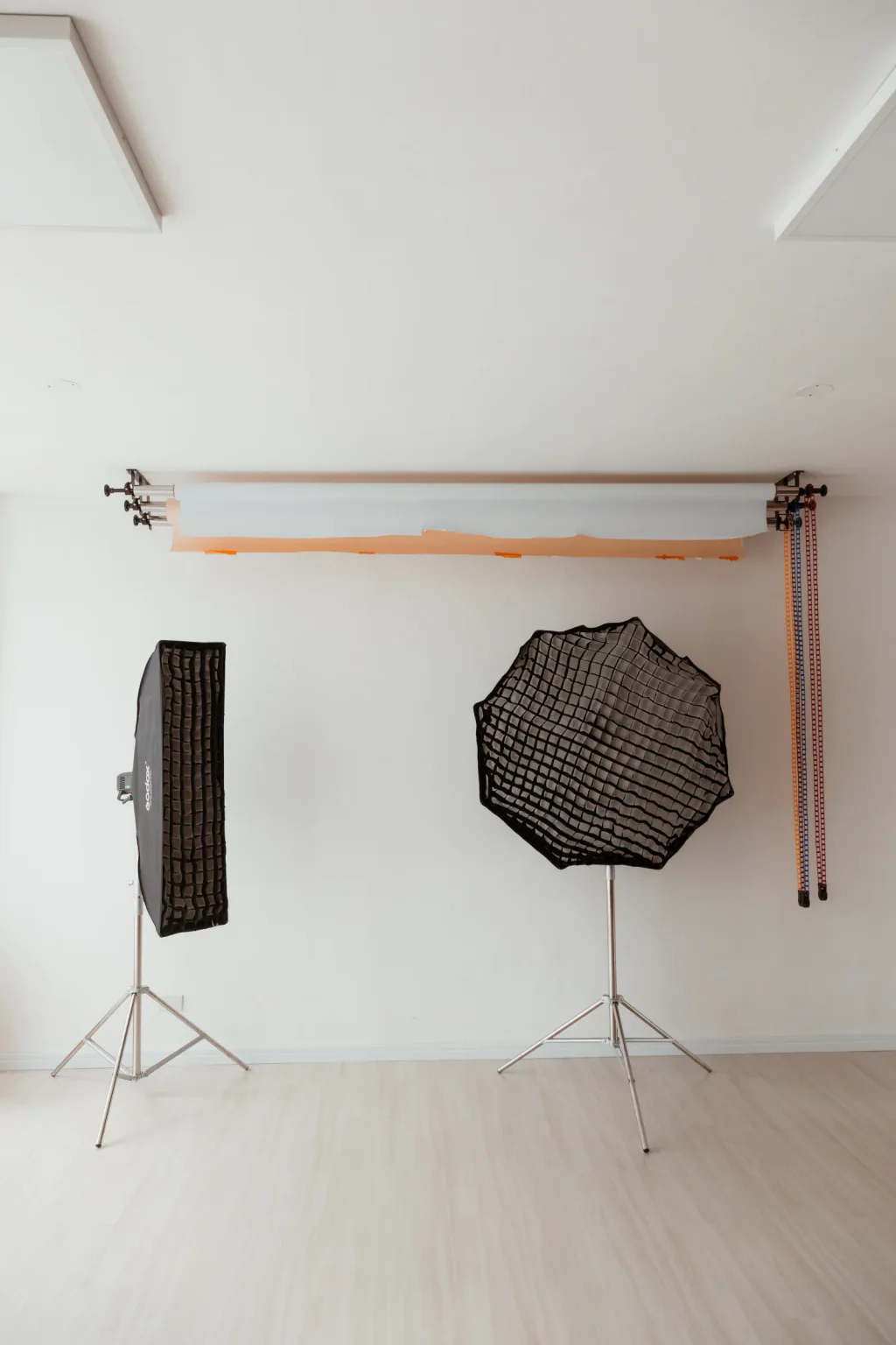 Equipamentos de iluminação e fundos fotográficos do Mainelli Estúdio 57
