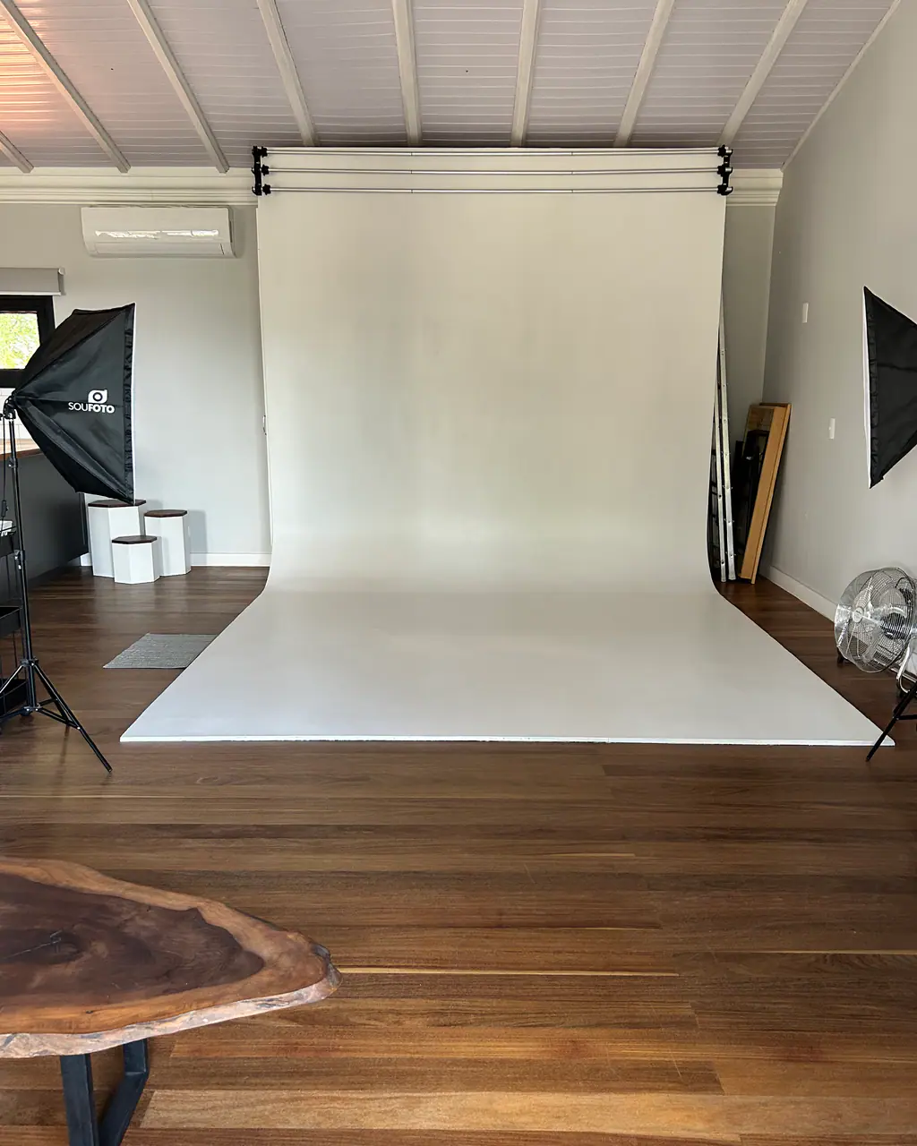 Fundo infinito branco montado com softbox de iluminação e ventilador no Mammü estúdio