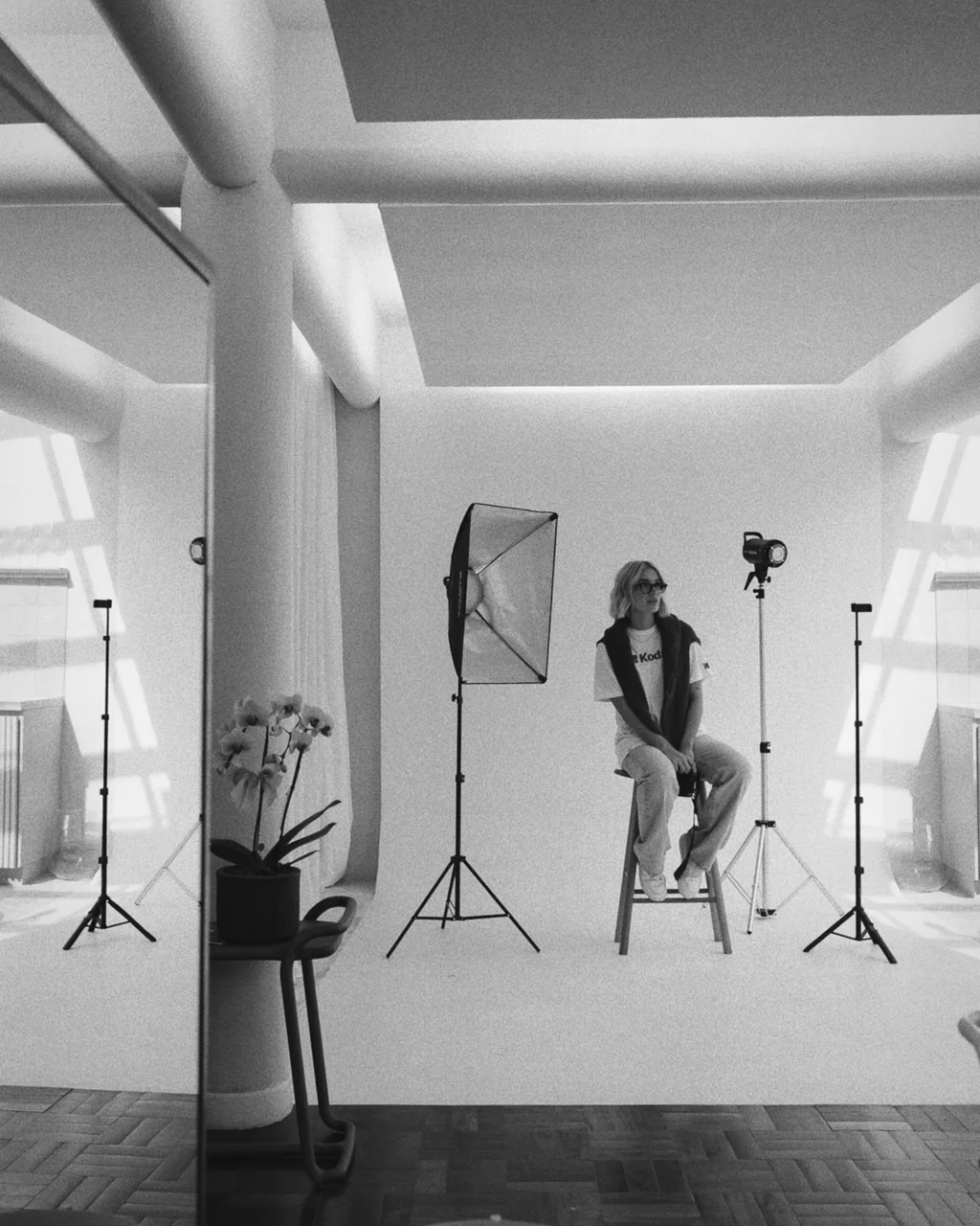 Making of de ensaio fotográfico em preto e branco no ONCÈ Studio, com fundo infinito branco, softbox e flash
